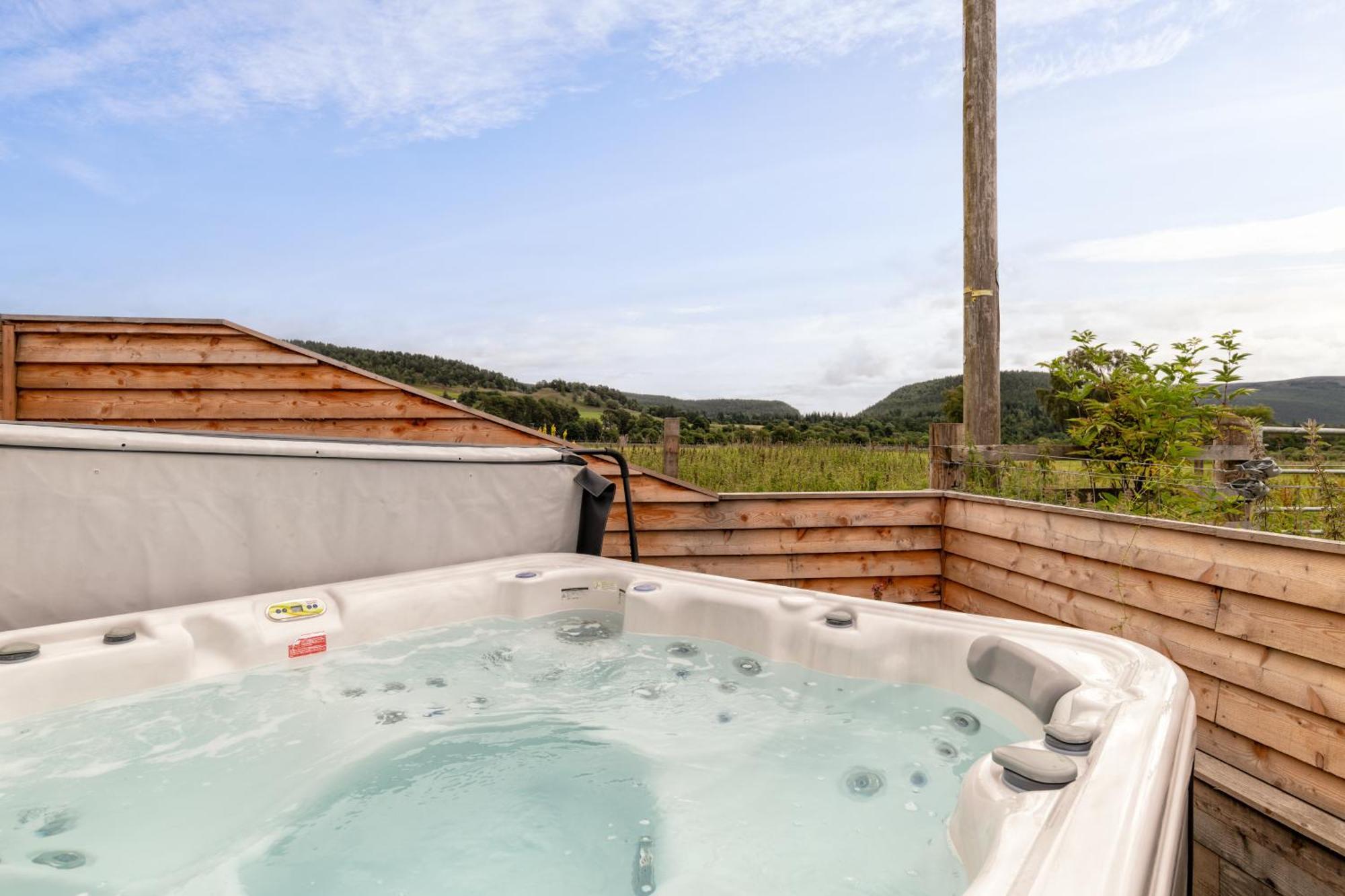 Alba - Charming Boutique Forest View Cabin With Hot Tub In Ballater Εξωτερικό φωτογραφία